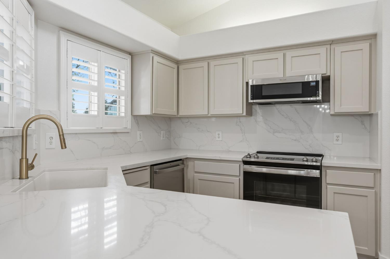 2281 E Desert Island Dr, Fresno, CA 93730