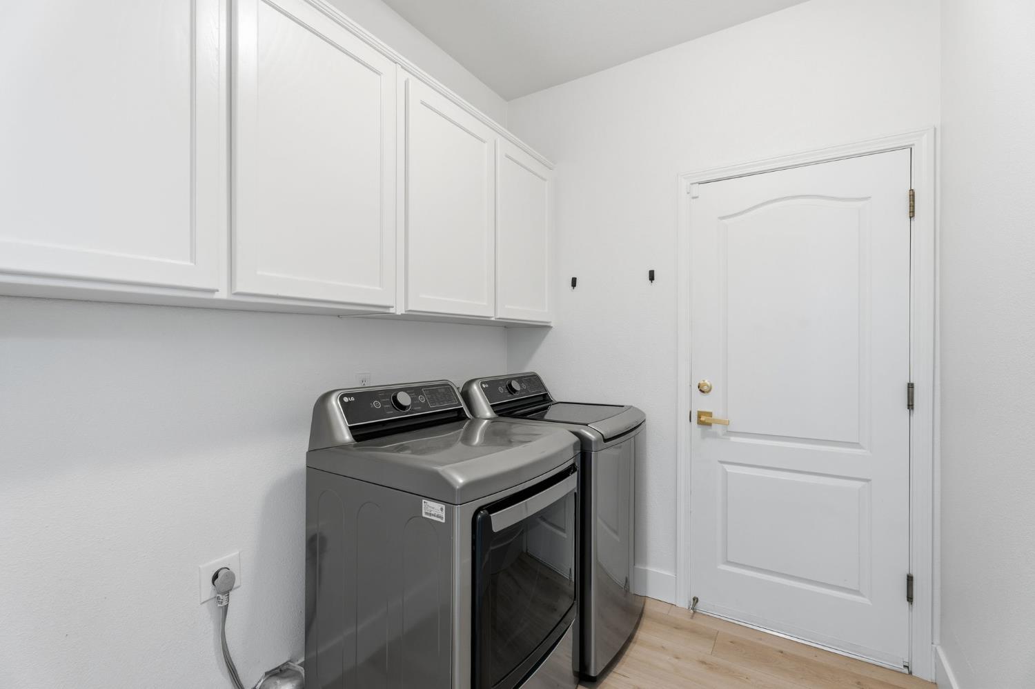 2281 E Desert Island Dr, Fresno, CA 93730