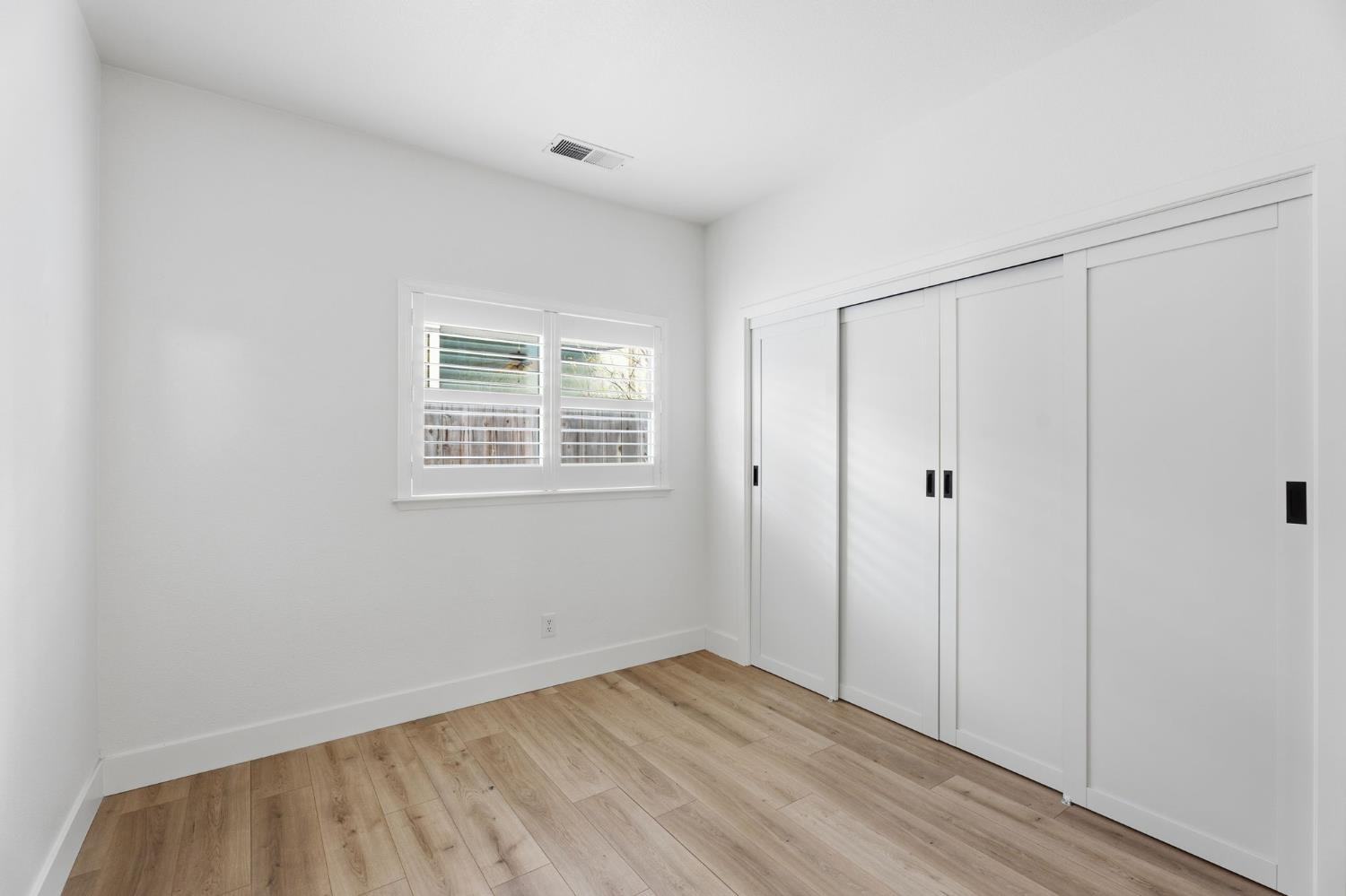 2281 E Desert Island Dr, Fresno, CA 93730