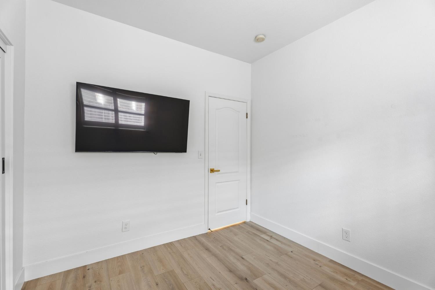 2281 E Desert Island Dr, Fresno, CA 93730