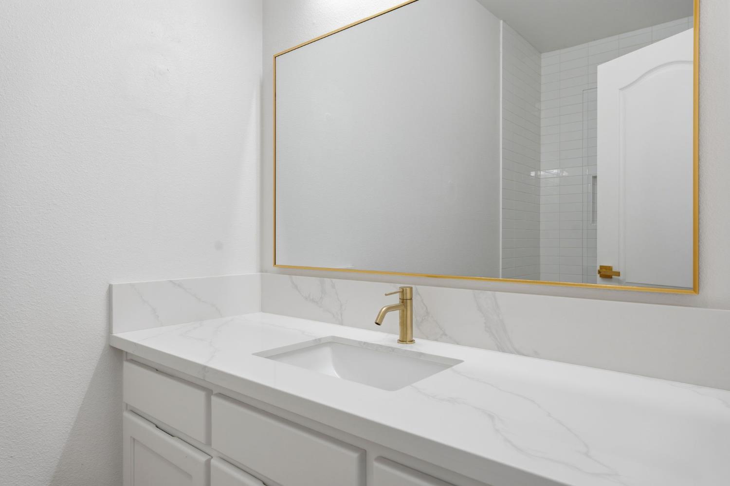 2281 E Desert Island Dr, Fresno, CA 93730