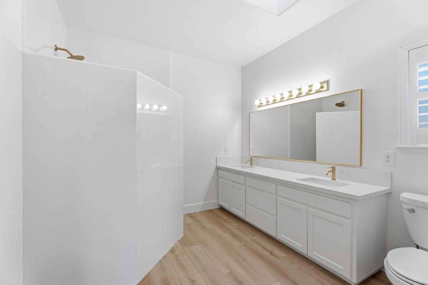 2281 E Desert Island Dr, Fresno, CA 93730