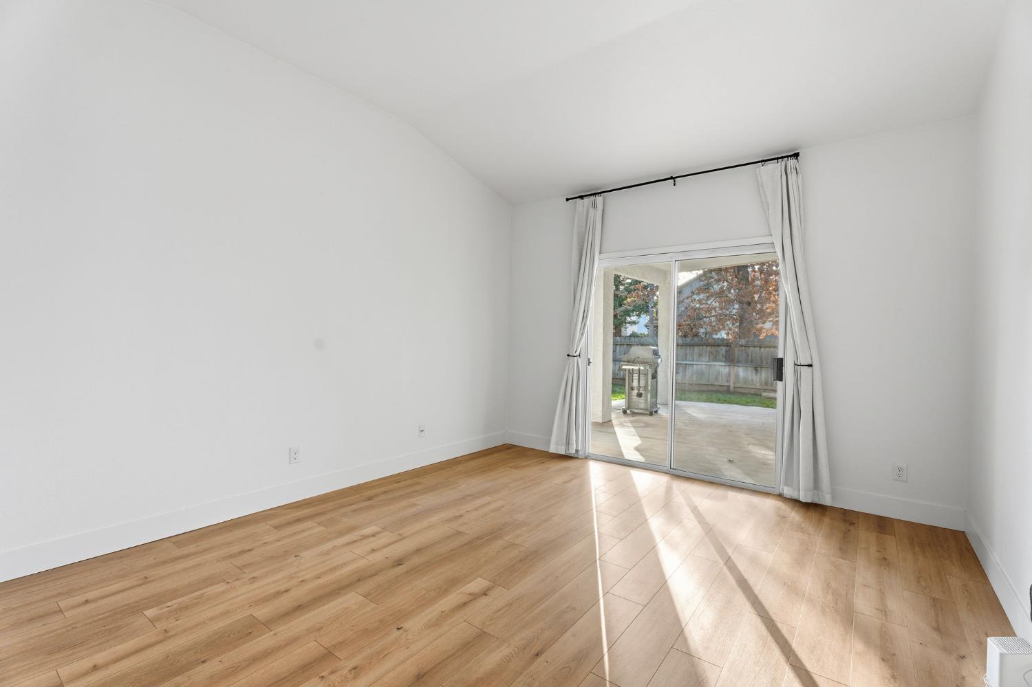 2281 E Desert Island Dr, Fresno, CA 93730