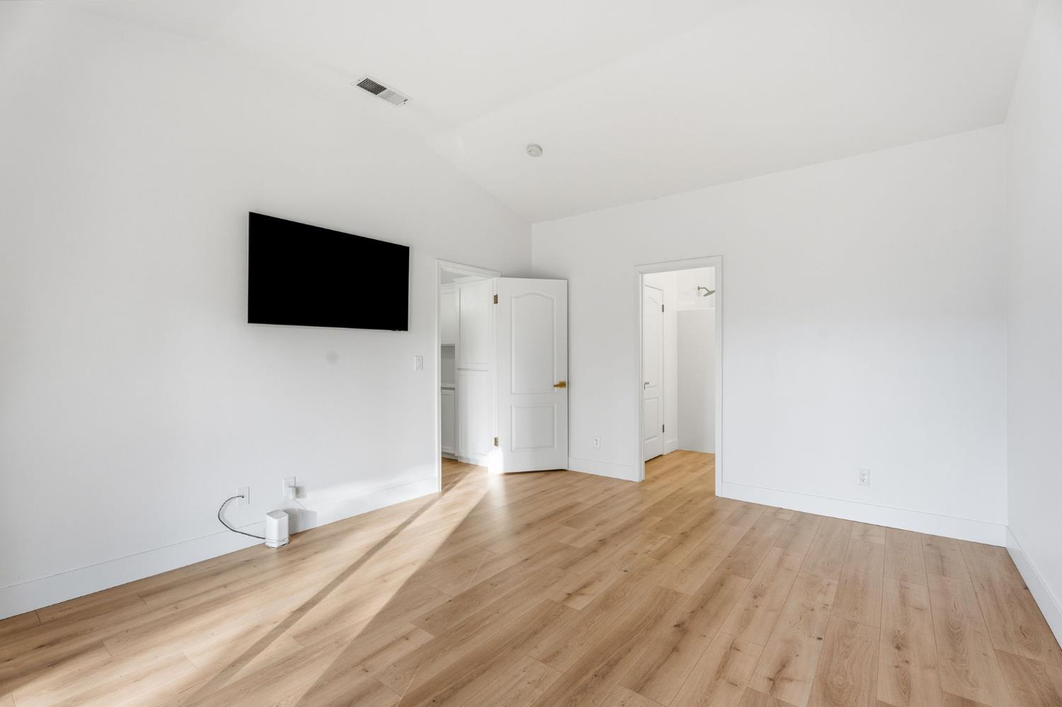 2281 E Desert Island Dr, Fresno, CA 93730