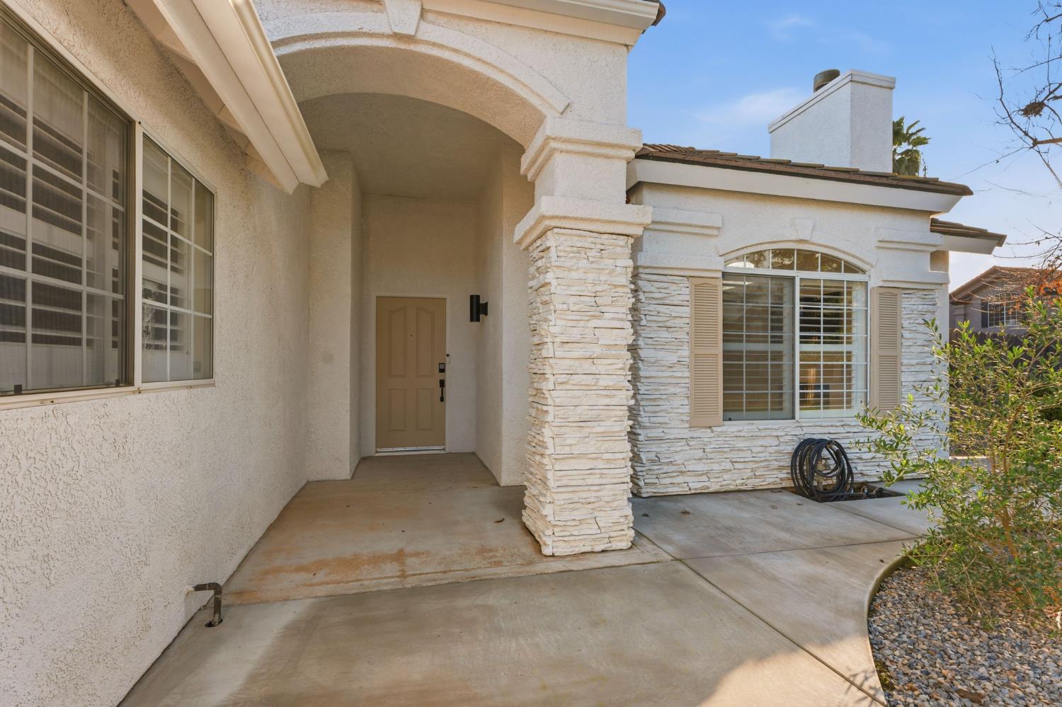 2281 E Desert Island Dr, Fresno, CA 93730