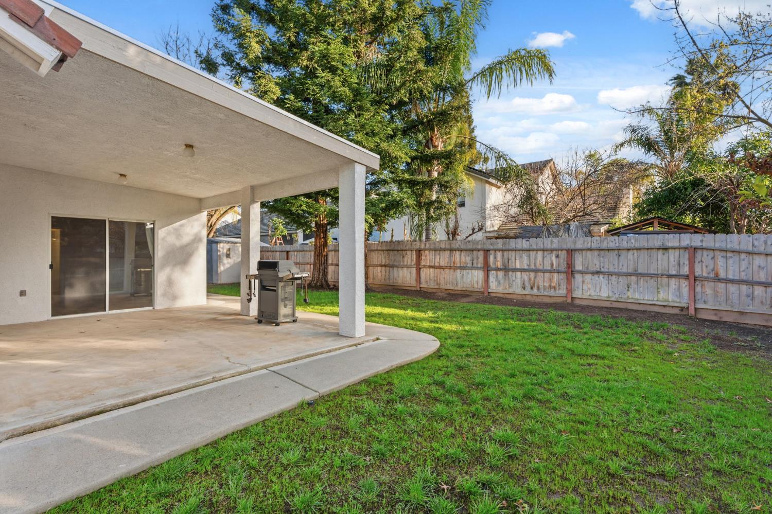 2281 E Desert Island Dr, Fresno, CA 93730