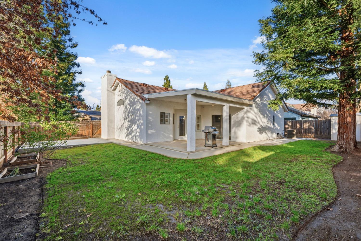 2281 E Desert Island Dr, Fresno, CA 93730