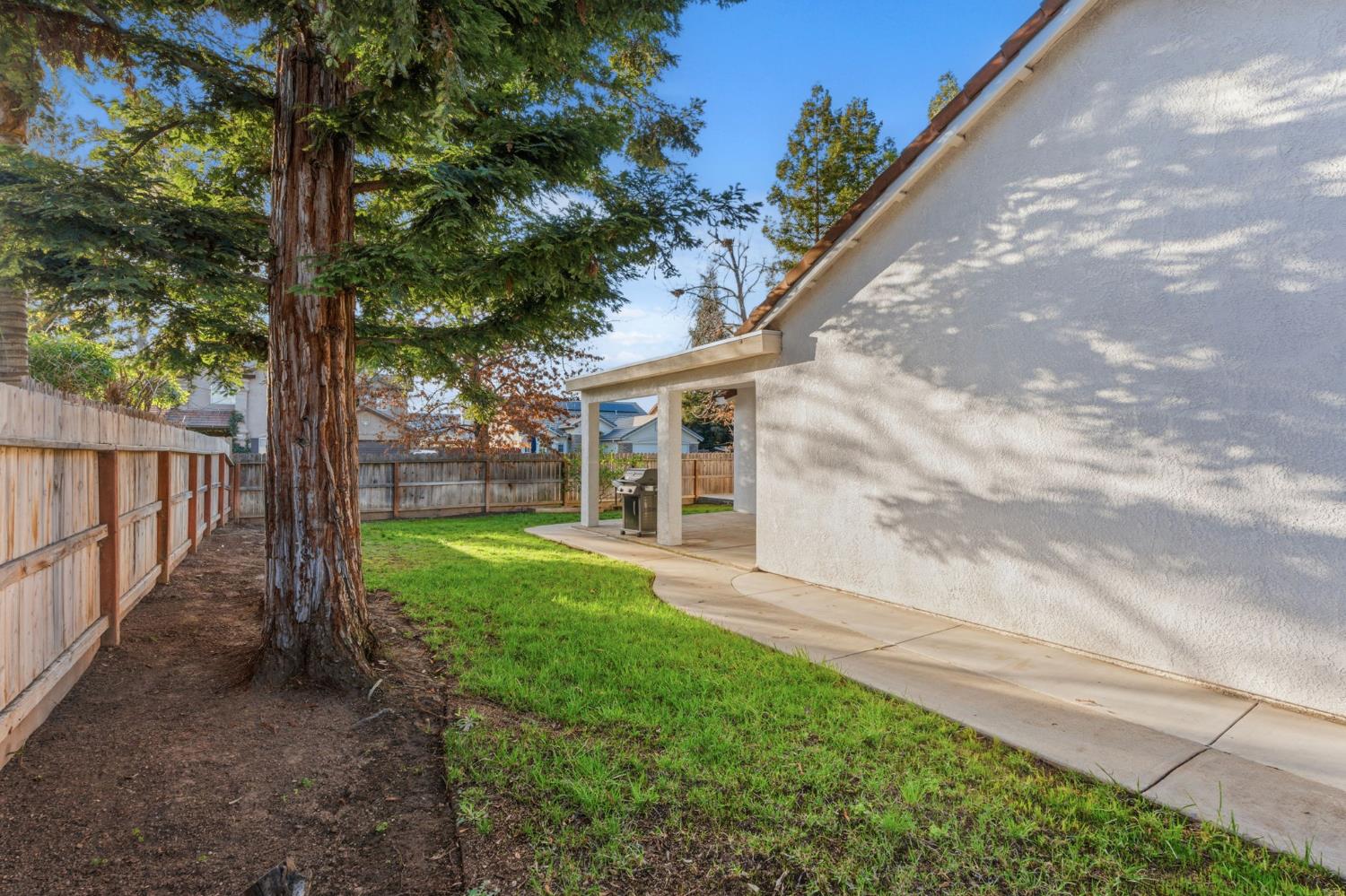 2281 E Desert Island Dr, Fresno, CA 93730