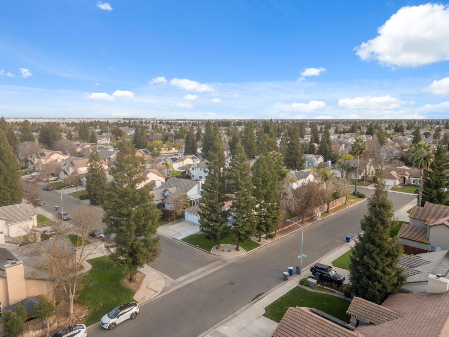 2281 E Desert Island Dr, Fresno, CA 93730