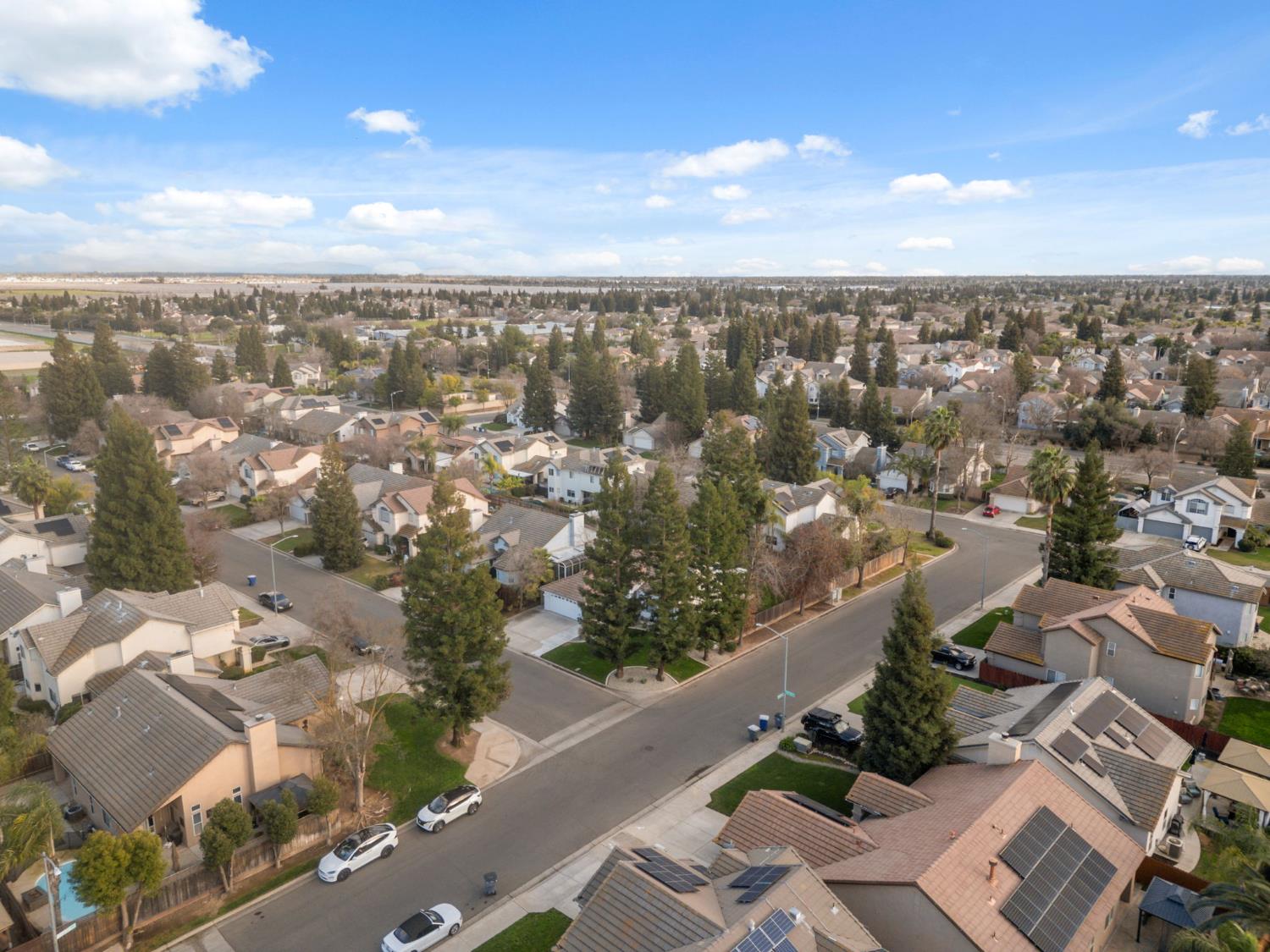 2281 E Desert Island Dr, Fresno, CA 93730