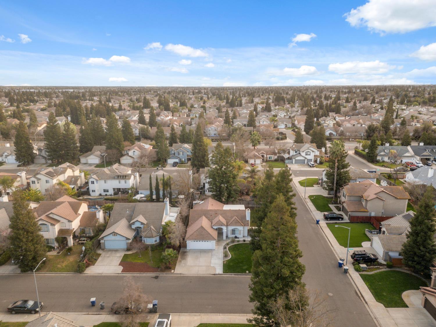 2281 E Desert Island Dr, Fresno, CA 93730