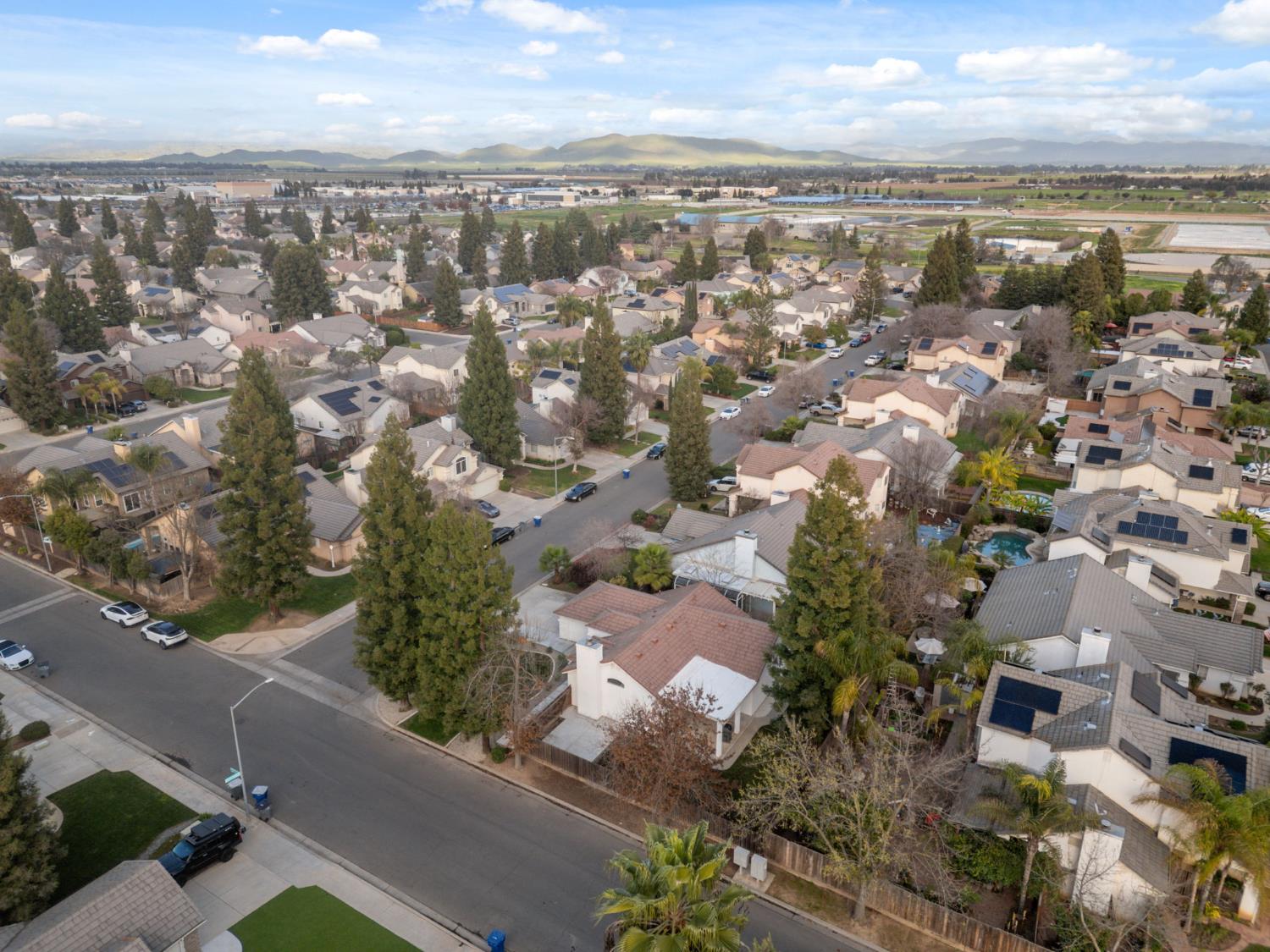 2281 E Desert Island Dr, Fresno, CA 93730