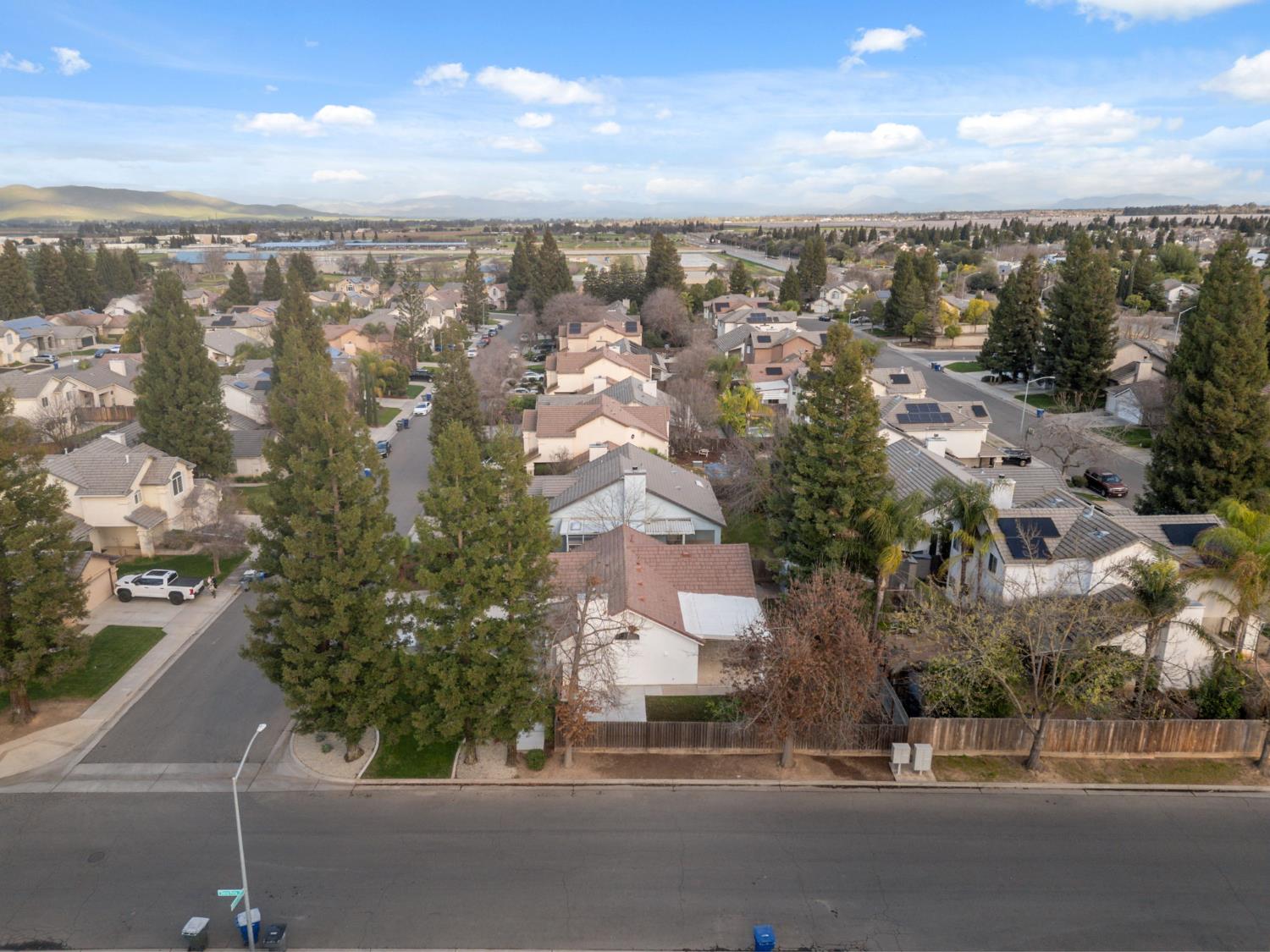 2281 E Desert Island Dr, Fresno, CA 93730