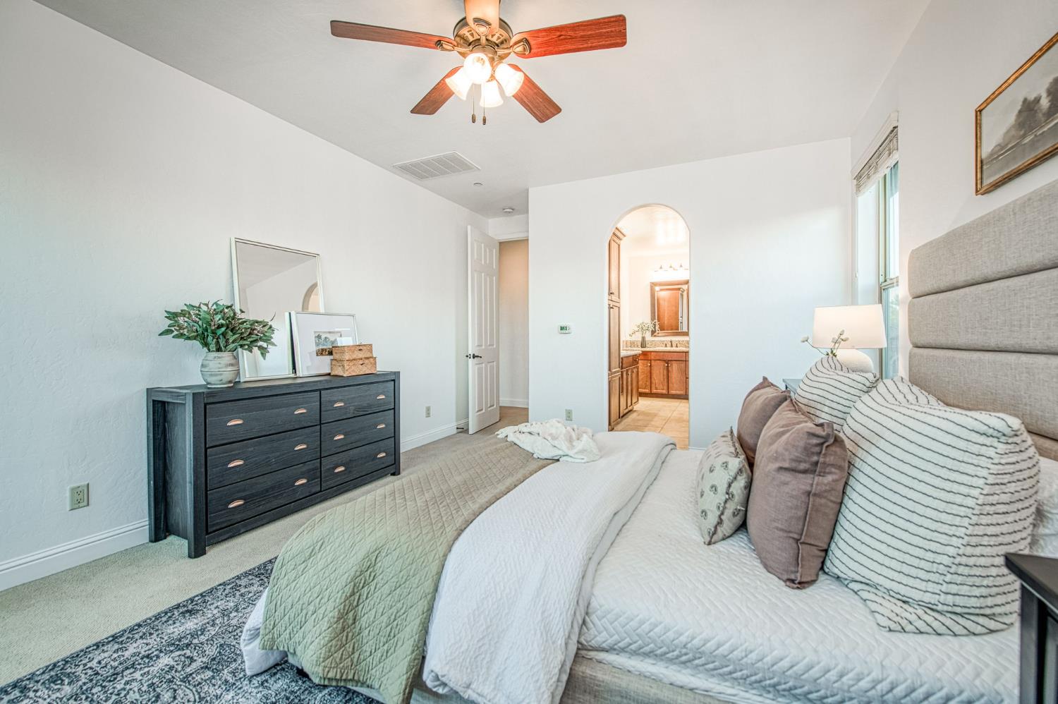 11384 N Via Montessori Dr, Fresno, CA 93730