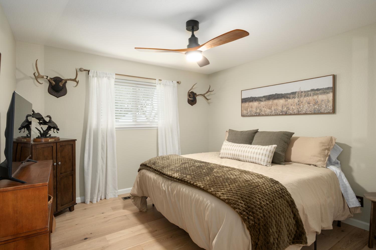 1637 W Los Altos Ave, Fresno, CA 93711