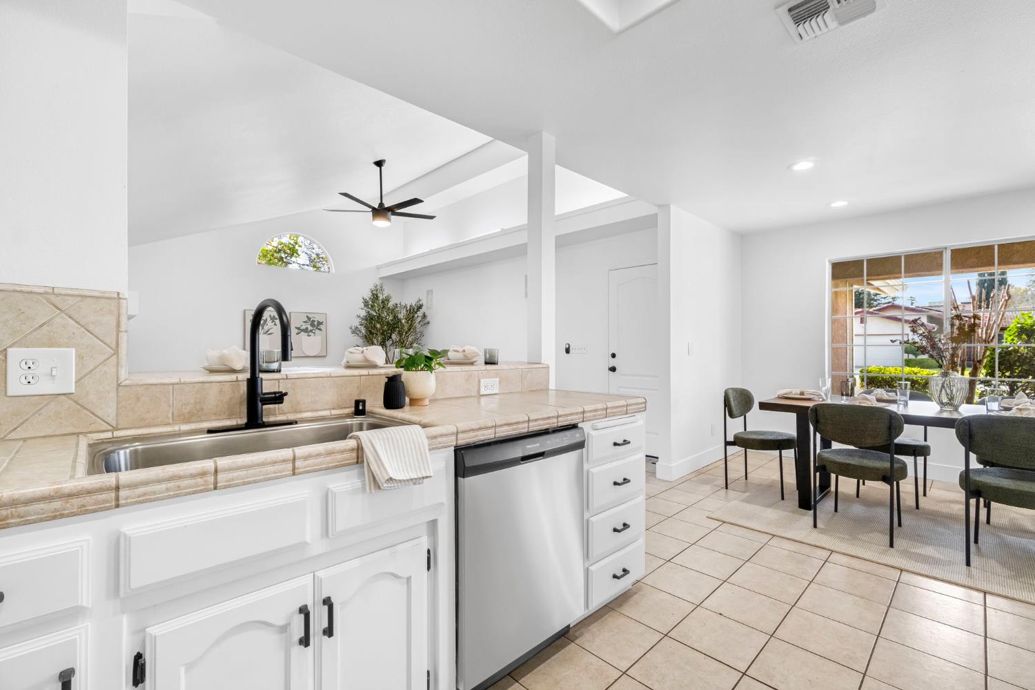 5882 W Fallon Ave, Fresno, CA 93722