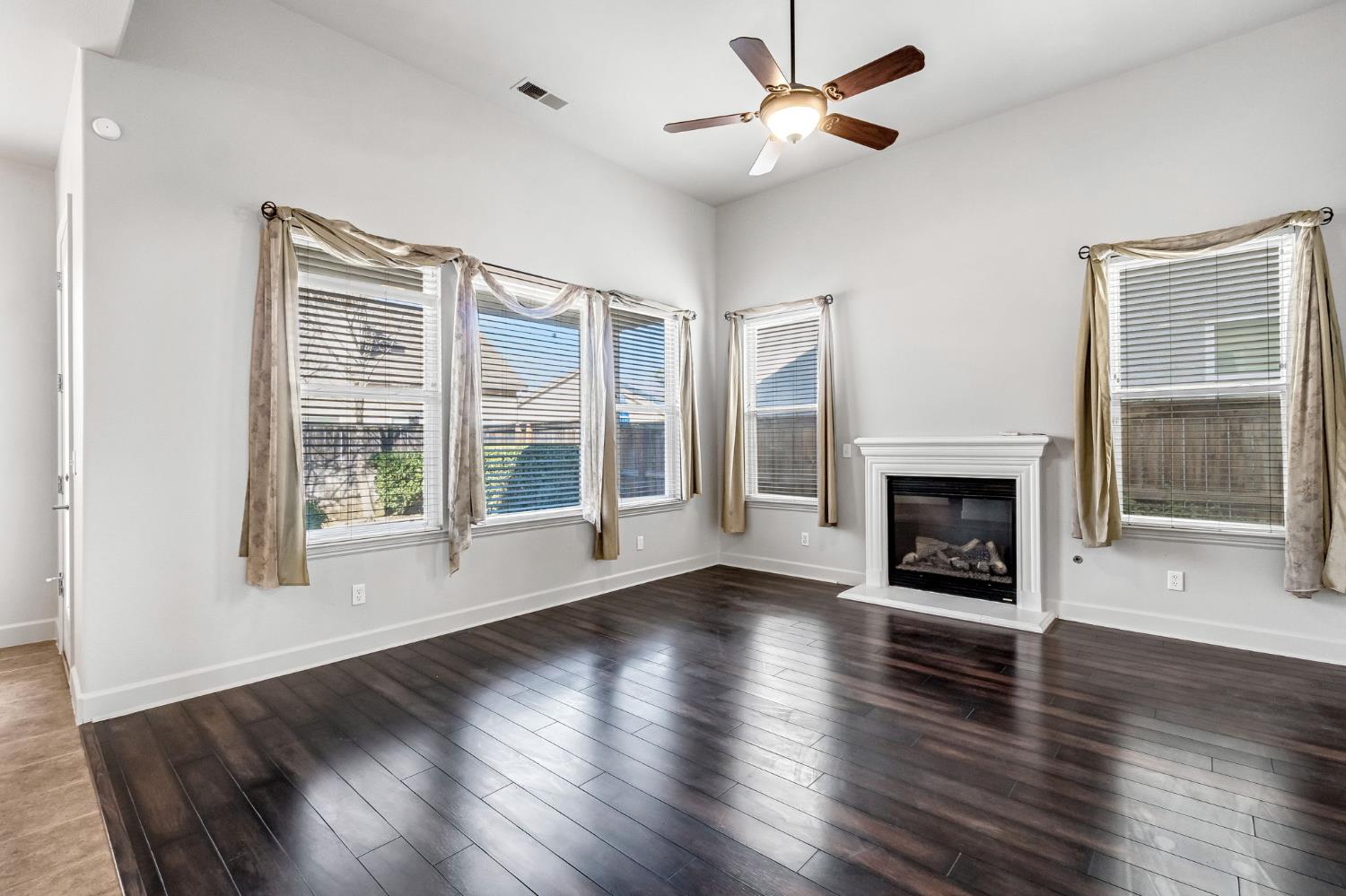 7261 N Ivanhoe Ave, Fresno, CA 93722