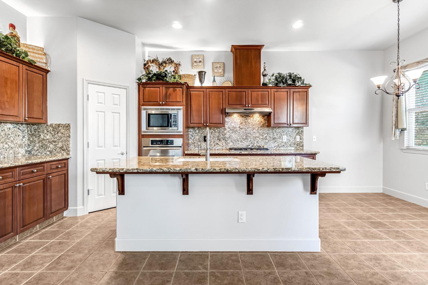 7261 N Ivanhoe Ave, Fresno, CA 93722