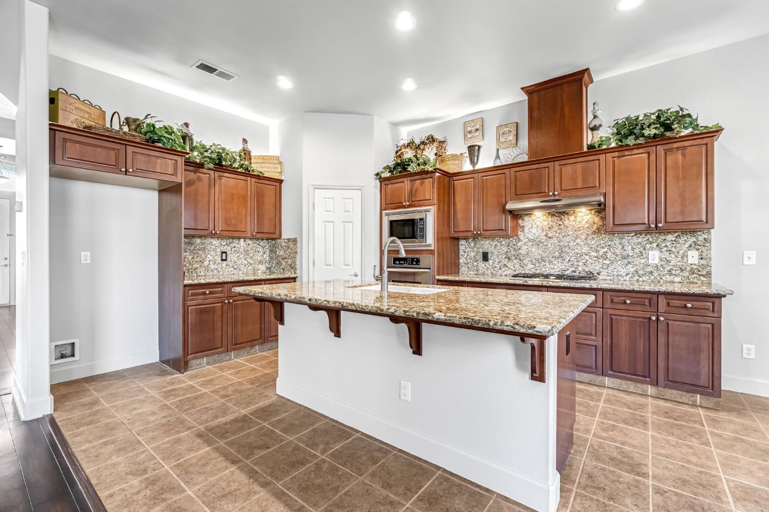 7261 N Ivanhoe Ave, Fresno, CA 93722