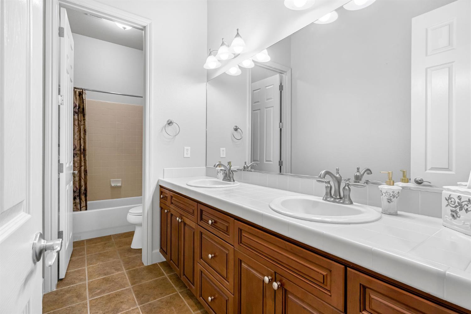 7261 N Ivanhoe Ave, Fresno, CA 93722