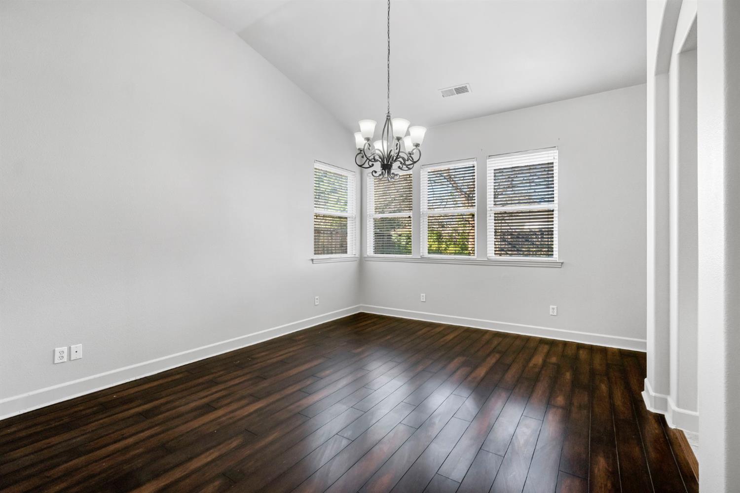 7261 N Ivanhoe Ave, Fresno, CA 93722