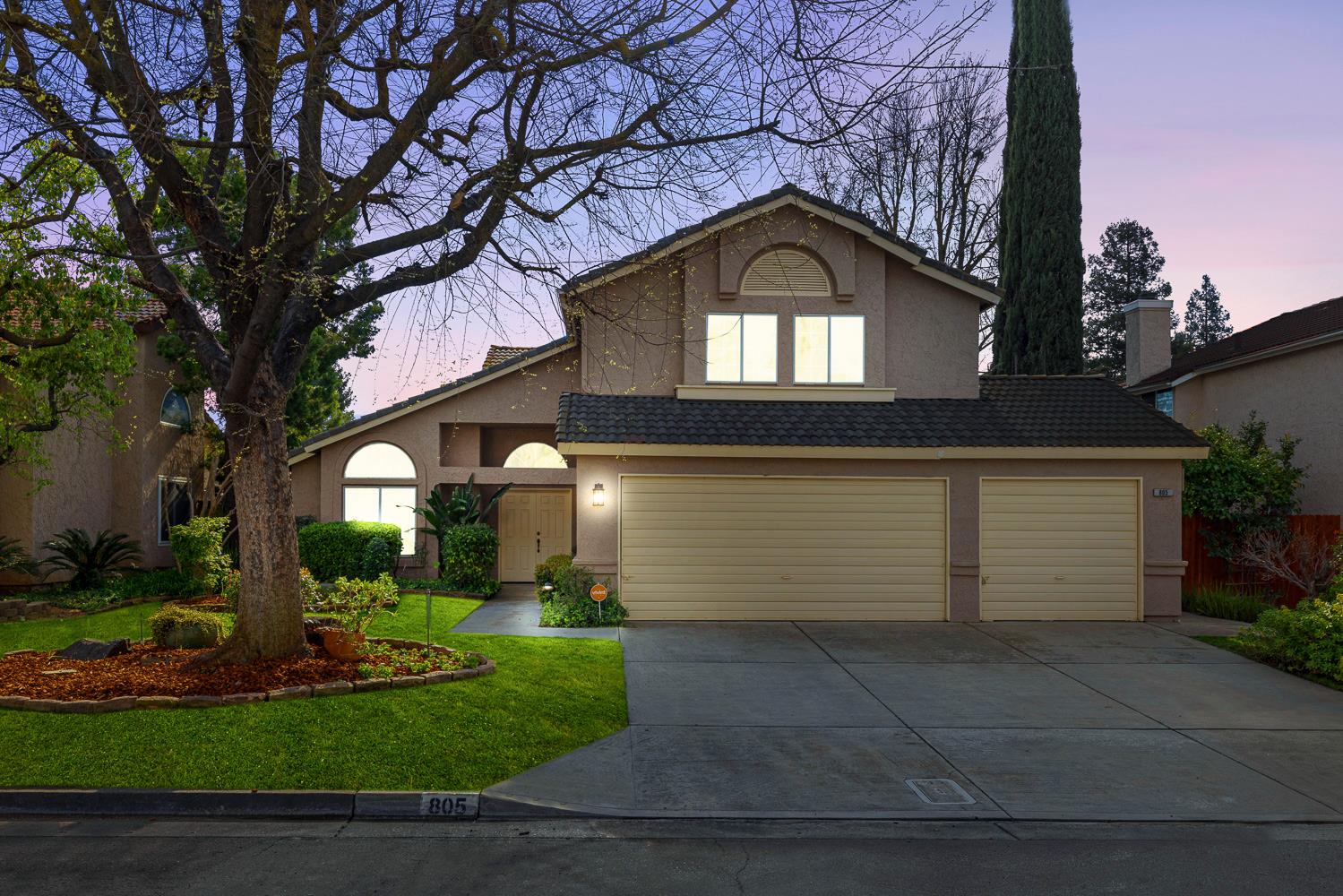 805 E Buckhill Rd, Fresno, CA 93720