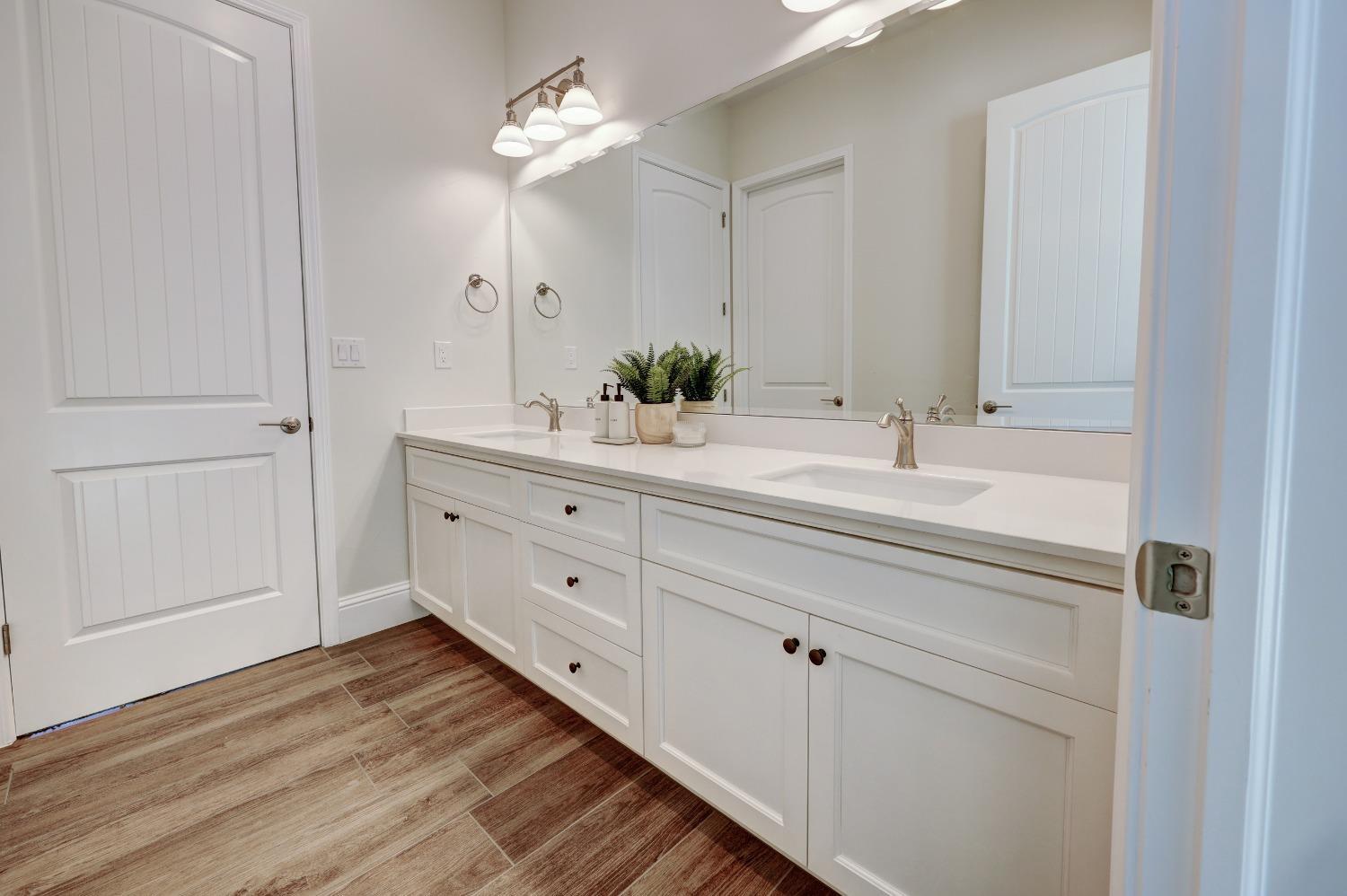 2189 E Strathspey Way, Fresno, CA 93730