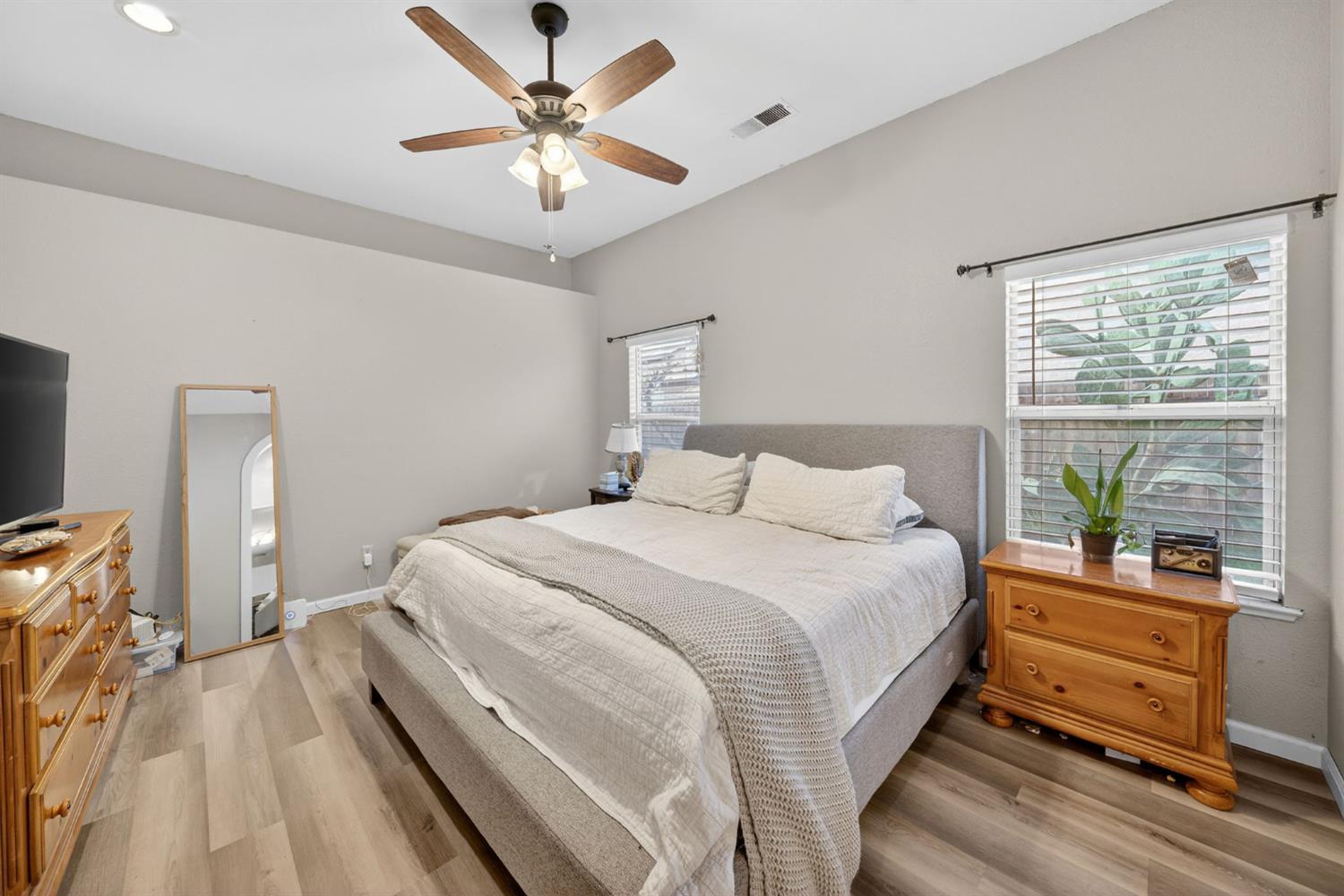 6566 N Western Ave, Fresno, CA 93722