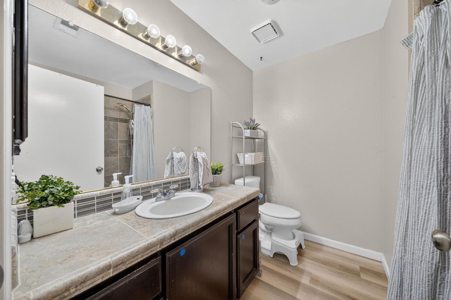 6566 N Western Ave, Fresno, CA 93722