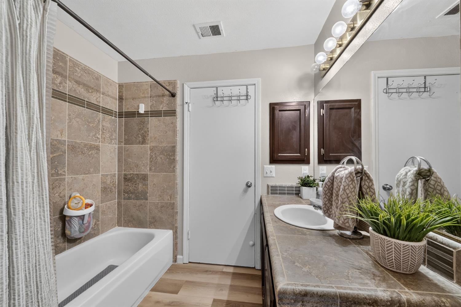 6566 N Western Ave, Fresno, CA 93722