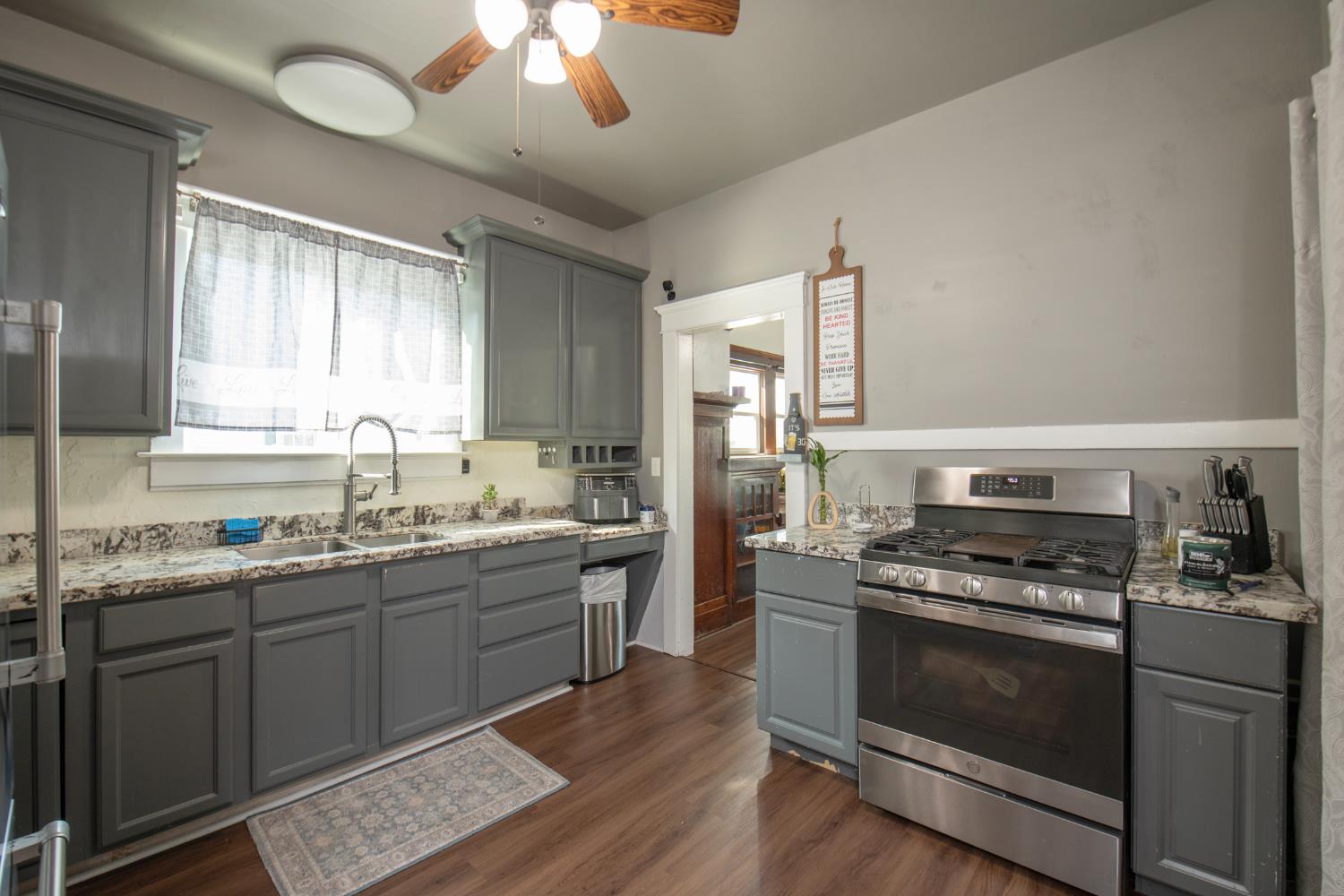 720 N Poplar Ave, Fresno, CA 93728