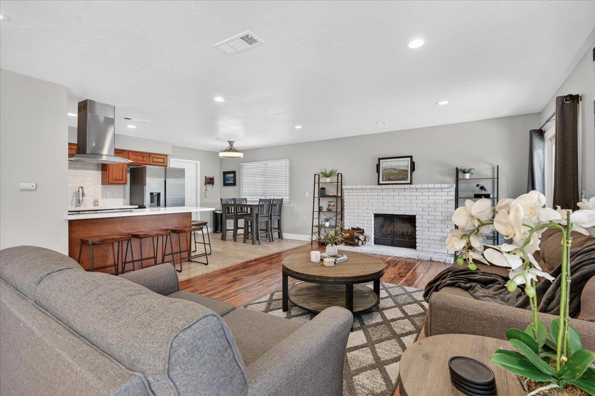 159 W Omaha Ave, Fresno, CA 93711