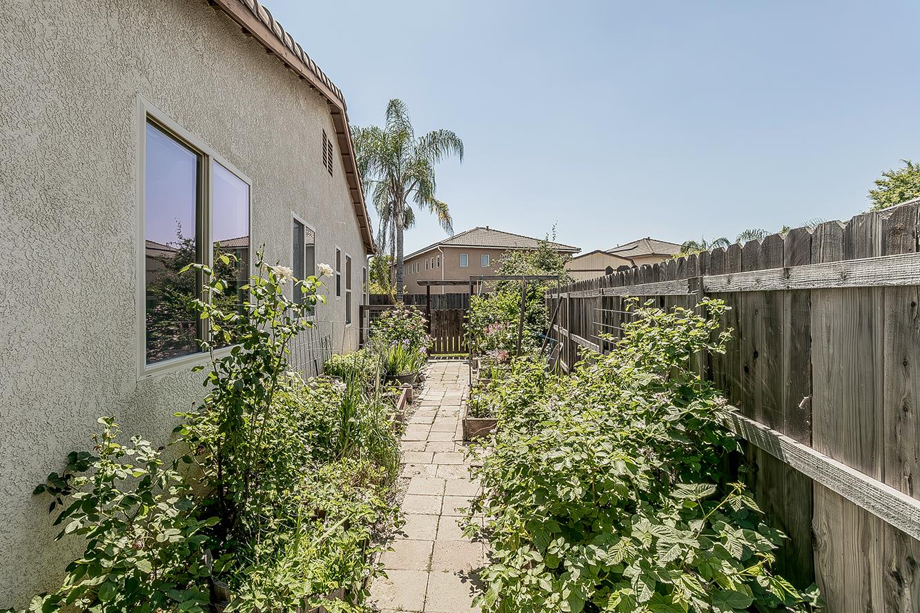 7357 E Redlands Ave, Fresno, CA 93737