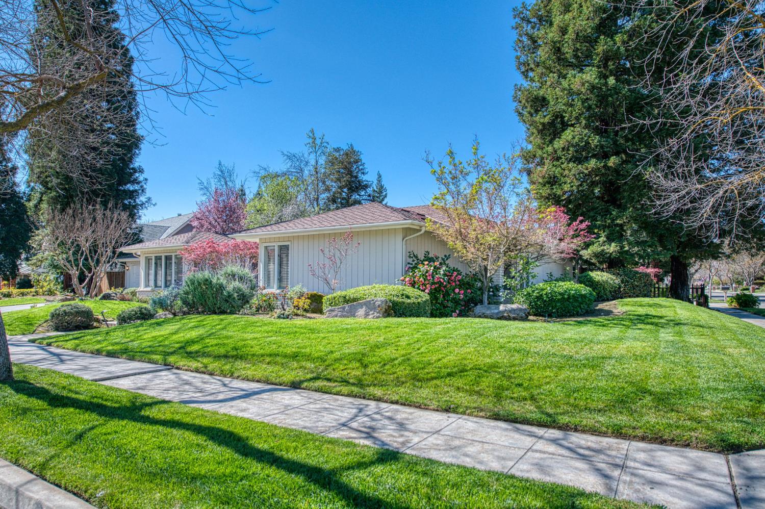 6561 N Thorne Ave, Fresno, CA 93711