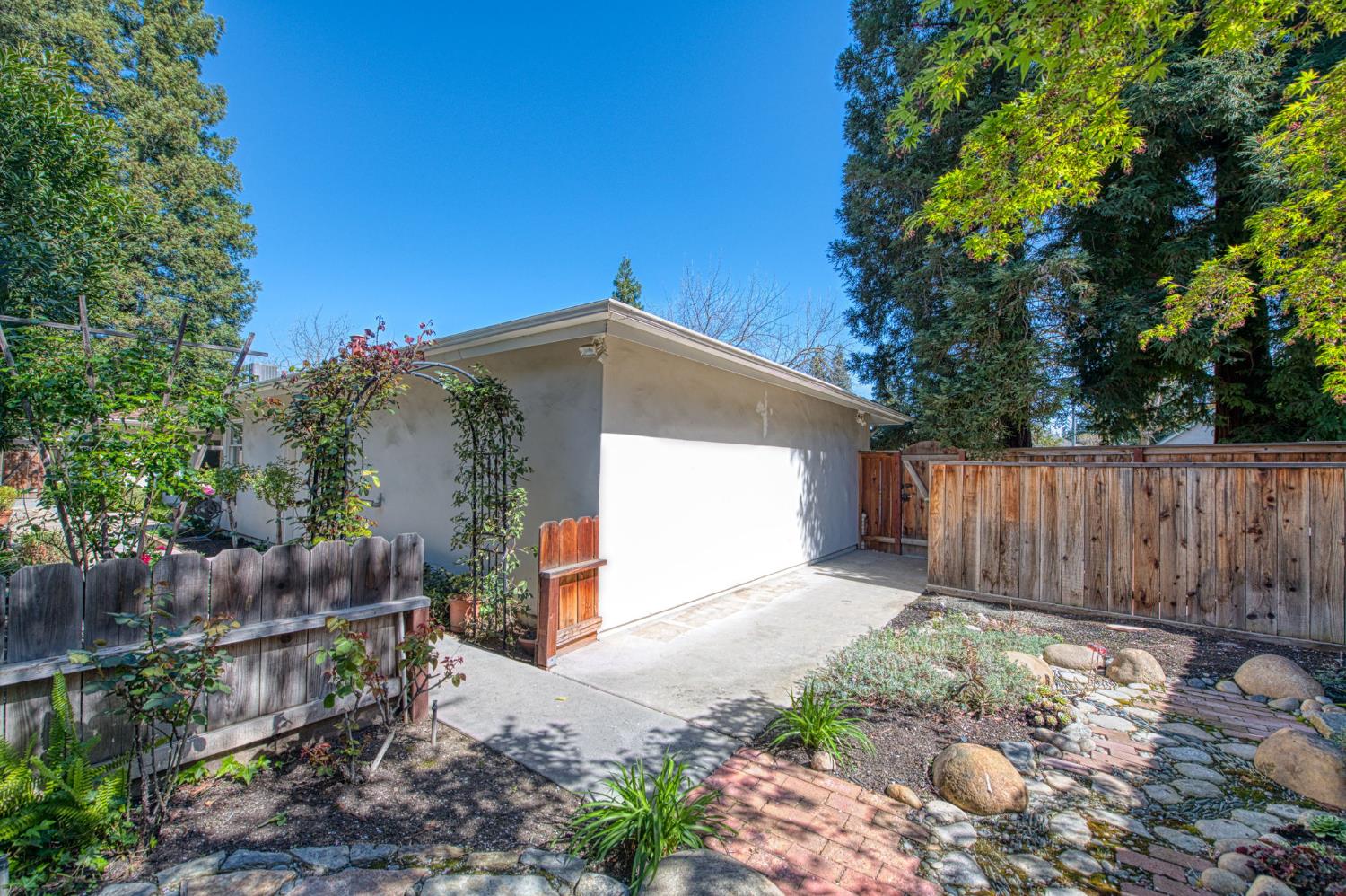 6561 N Thorne Ave, Fresno, CA 93711