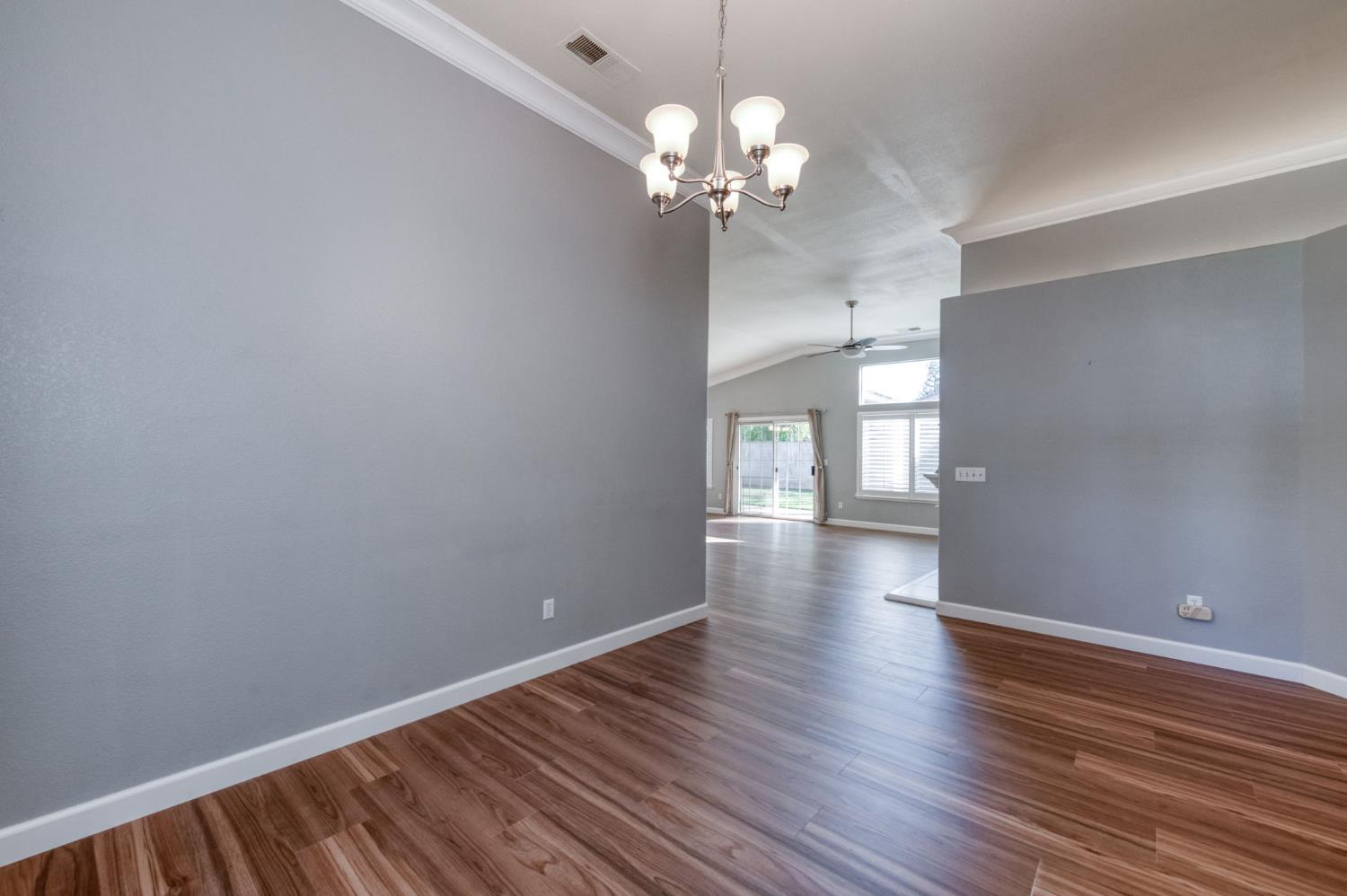 8450 N Saffron Ct, Fresno, CA 93720