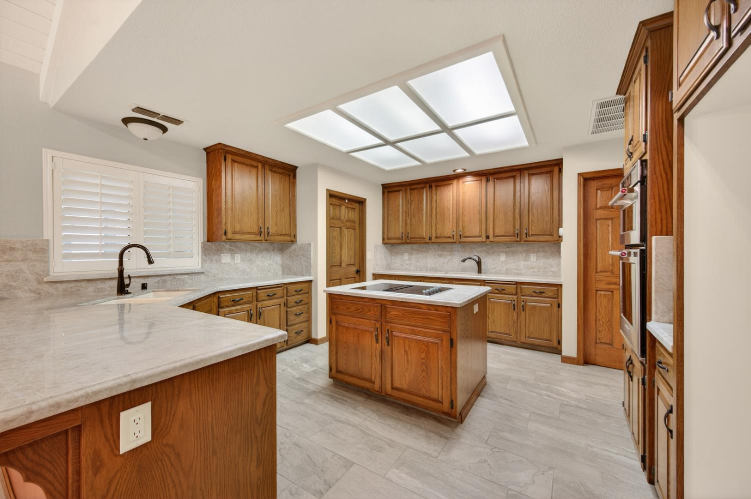 816 E Country View Cir, Fresno, CA 93730