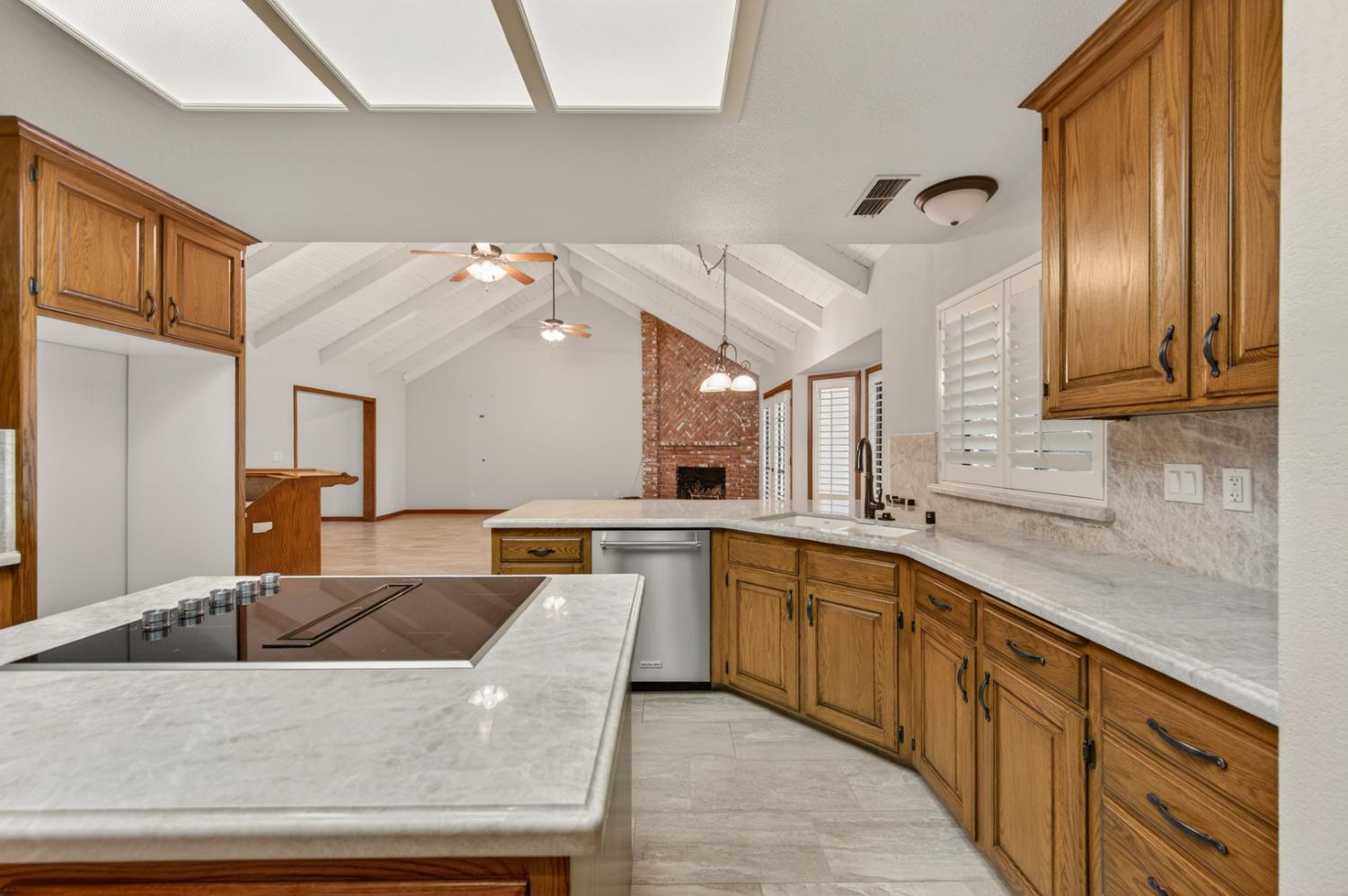 816 E Country View Cir, Fresno, CA 93730