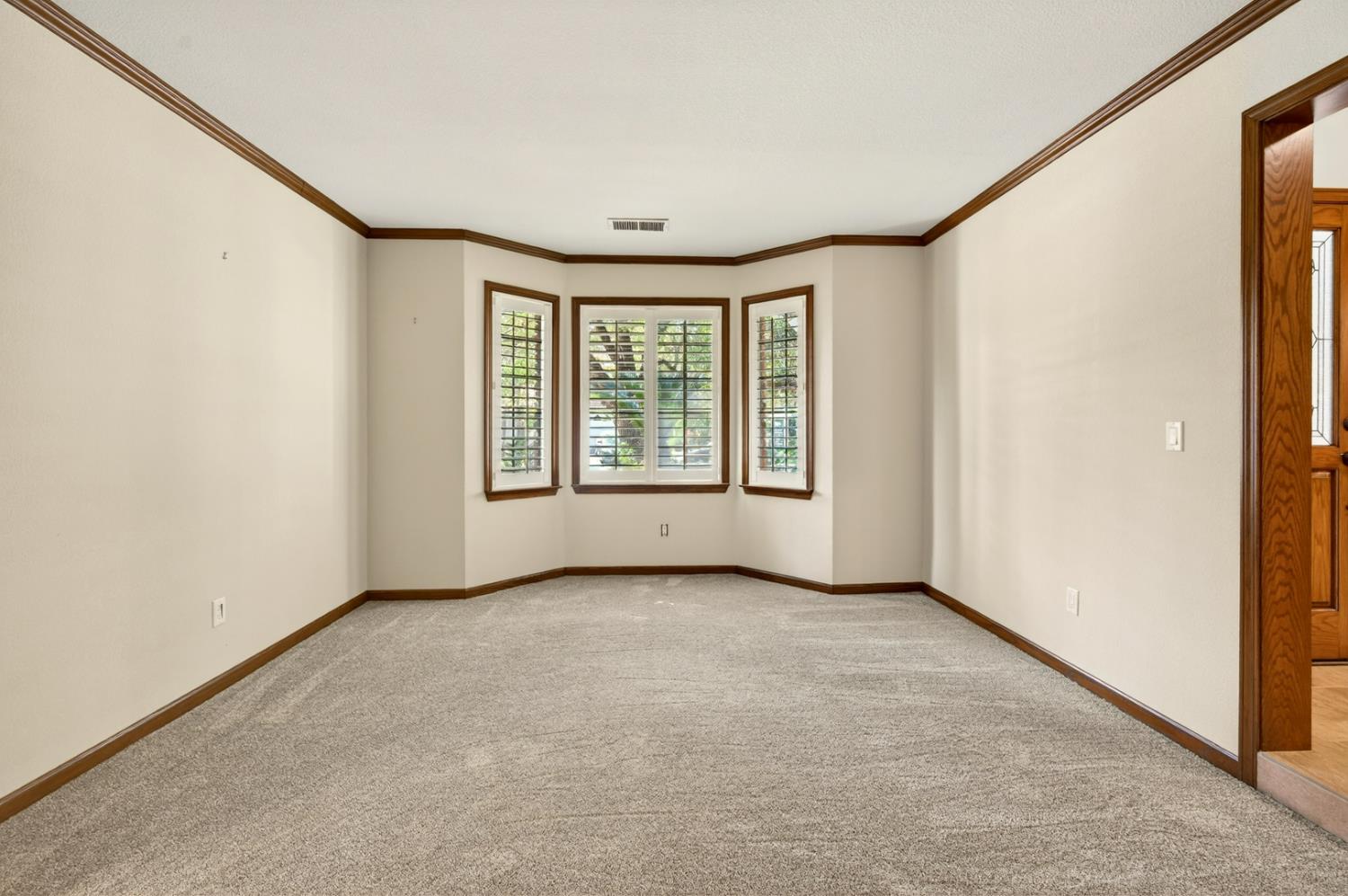 816 E Country View Cir, Fresno, CA 93730