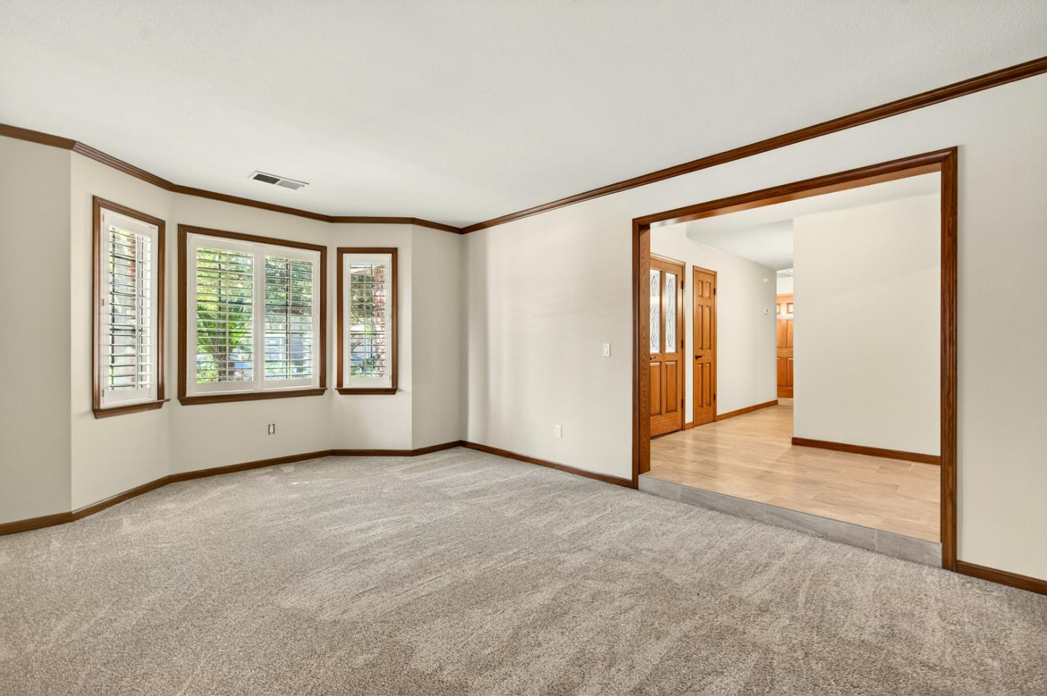 816 E Country View Cir, Fresno, CA 93730