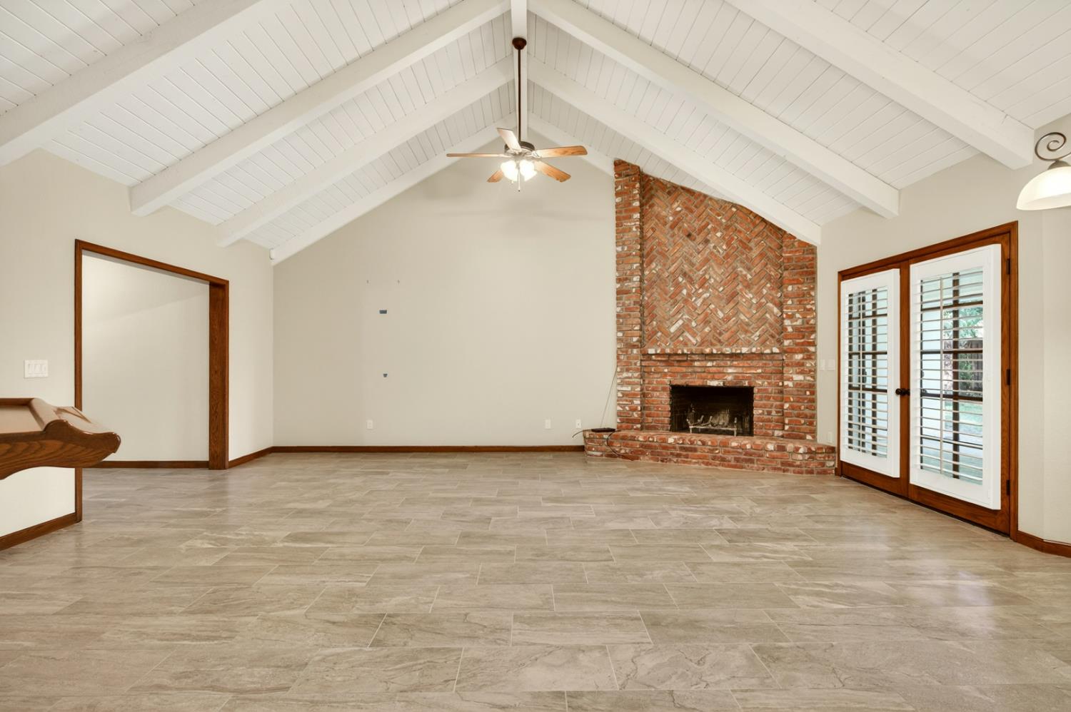 816 E Country View Cir, Fresno, CA 93730