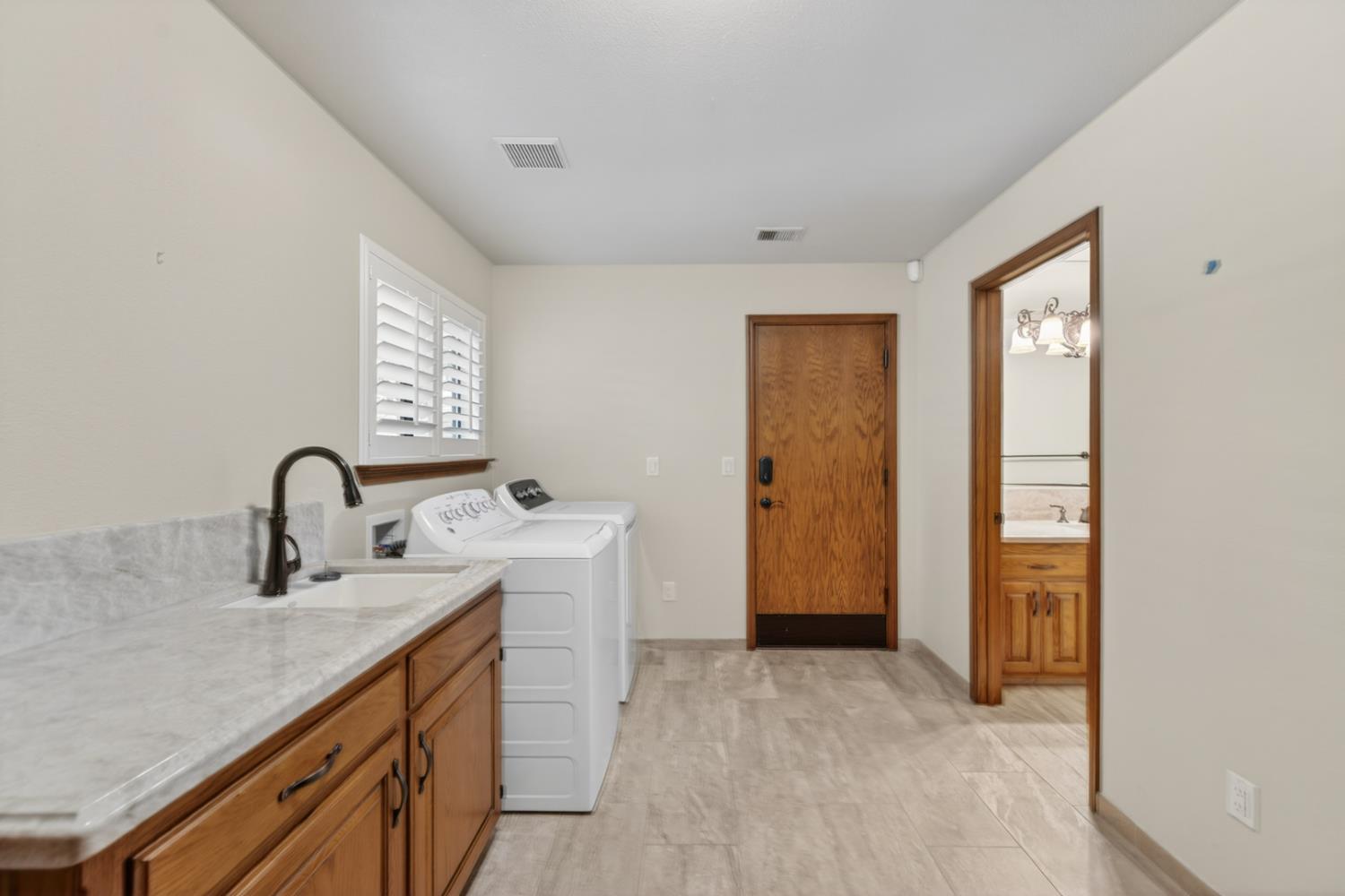 816 E Country View Cir, Fresno, CA 93730