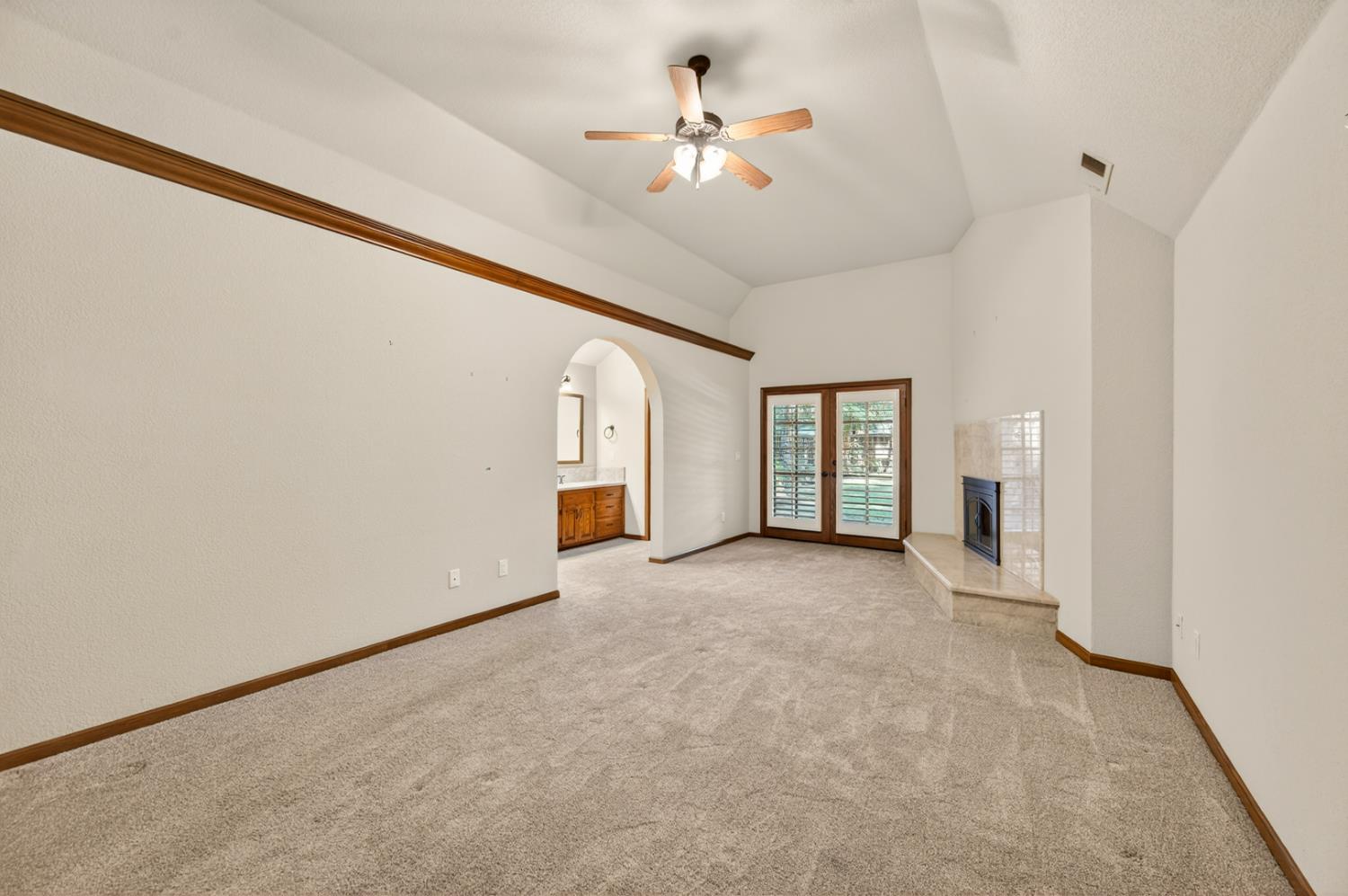 816 E Country View Cir, Fresno, CA 93730