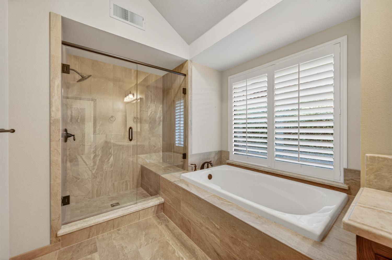 816 E Country View Cir, Fresno, CA 93730