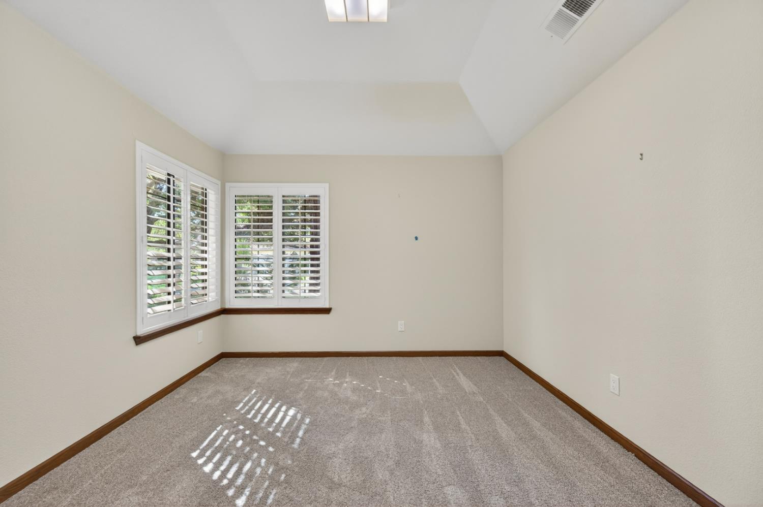 816 E Country View Cir, Fresno, CA 93730