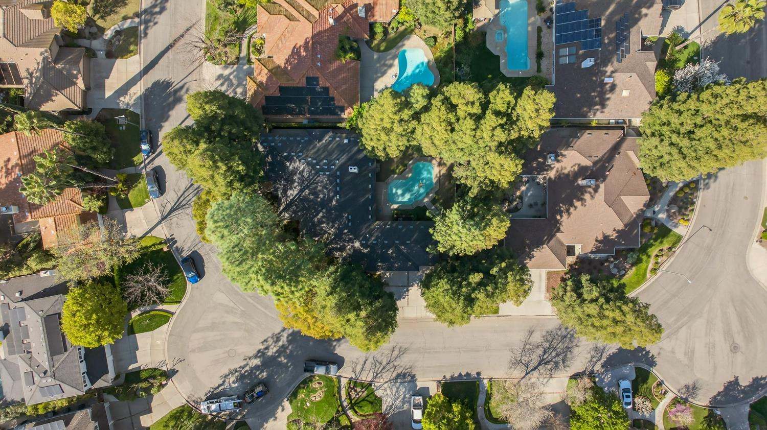 816 E Country View Cir, Fresno, CA 93730