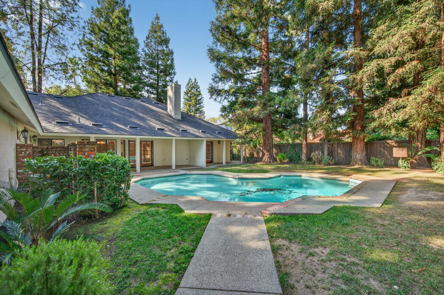 816 E Country View Cir, Fresno, CA 93730