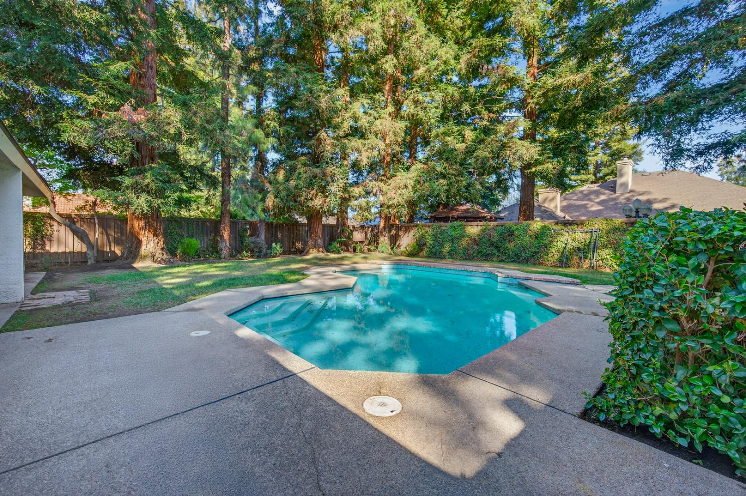 816 E Country View Cir, Fresno, CA 93730