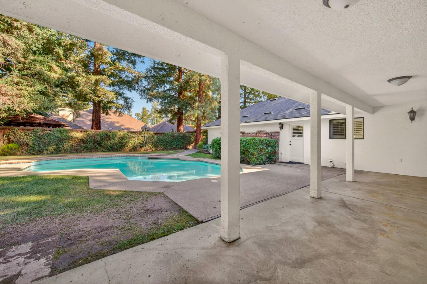 816 E Country View Cir, Fresno, CA 93730