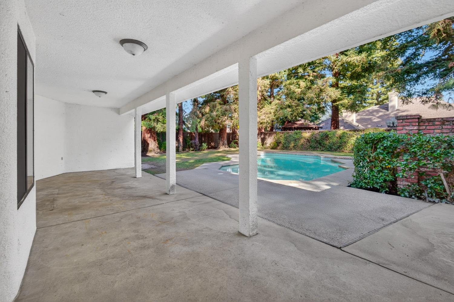 816 E Country View Cir, Fresno, CA 93730